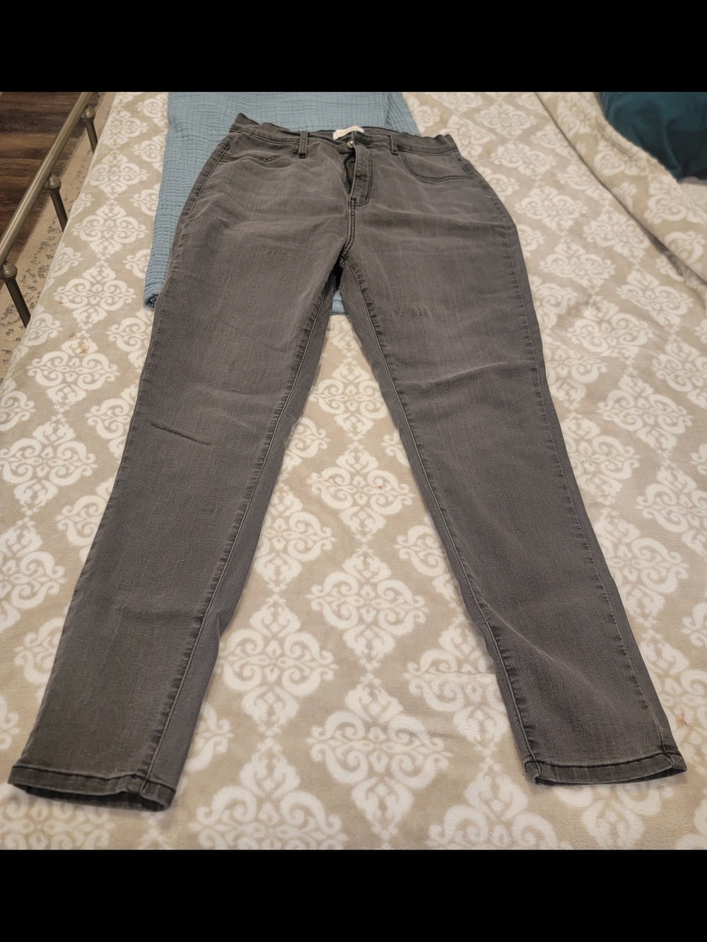 Aphrodite Women's Gray Straight-Leg Jeans